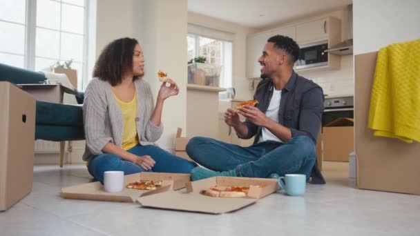 Pareja Sentada Suelo Celebrando Con Pizza Para Llevar Rodeada Cajas — Vídeos de Stock