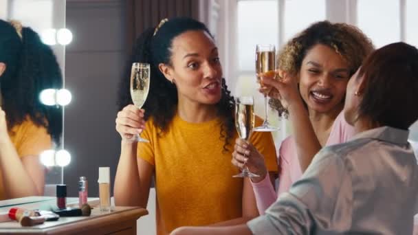 Группа Подруг Дома Надевающих Макияж Зеркало Пьющих Шампанское Перед Сном — стоковое видео