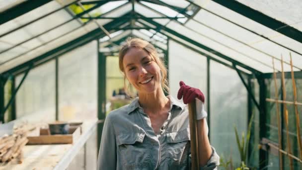 Πορτρέτο Της Χαμογελαστή Γυναίκα Εργαλείο Κήπου Που Εργάζονται Στο Θερμοκήπιο — Αρχείο Βίντεο