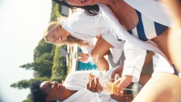Povショット 成熟した女性の友人のグループは セルフィーのためにポーズするスパの日にシャンパンで屋外のローブを着用しています スローモーションで撮影 — ストック動画