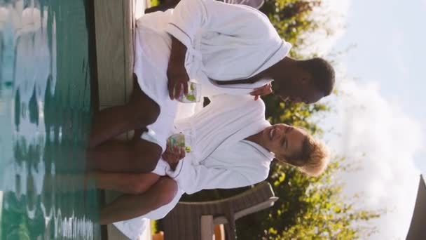 Potret Pasangan Yang Mengenakan Jubah Video Vertikal Luar Ruangan Duduk — Stok Video