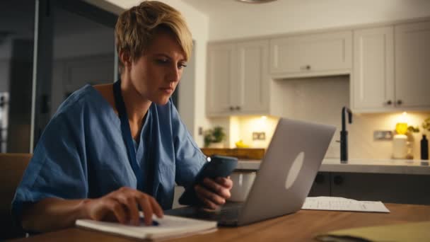 Moe Vrouw Draagt Medische Scrubs Werken Studeren Laptop Thuis Nachts — Stockvideo