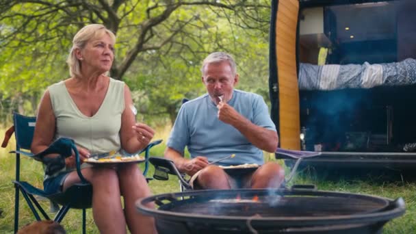 Cuplu Senior Pensionar Camping Țară Mâncând Ouă Pentru Micul Dejun — Videoclip de stoc