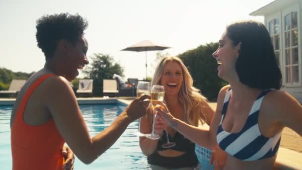 Drie Volwassen Vriendinnen Dragen Zwemkleding Buiten Het Zwembad Champagne Drinken — Stockvideo