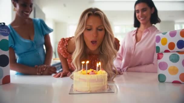 Donne Mature Casa Festeggiare Compleanno Con Gli Amici Che Spengono — Video Stock