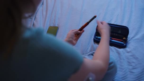 Nahaufnahme Eines Diabetischen Mädchens Das Hause Auf Dem Bett Sitzt — Stockvideo