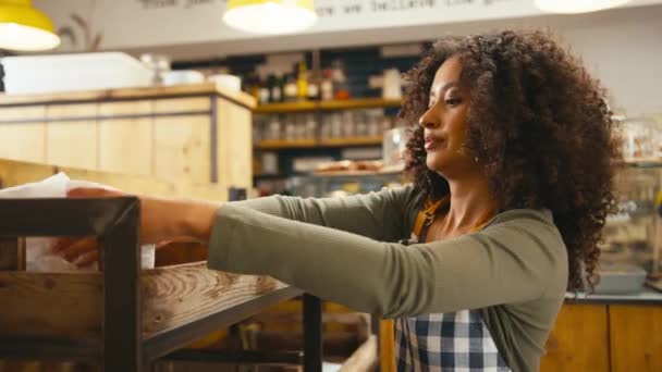 Gülümseyen Genç Kadın Yemek Dükkanında Çalışıyor Rafları Ekmekle Dolduruyor Yavaş — Stok video
