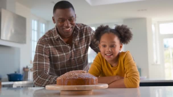 Dumny Ojciec Córka Domu Kuchni Patrząc Domowe Ciasto Posypką Które — Wideo stockowe