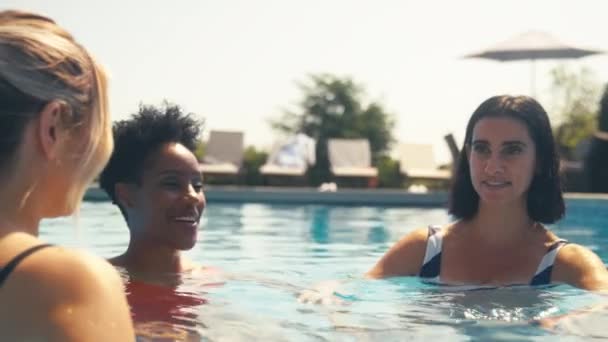 Drie Volwassen Vrouwelijke Vrienden Dragen Zwemkleding Buiten Het Zwembad Spa — Stockvideo