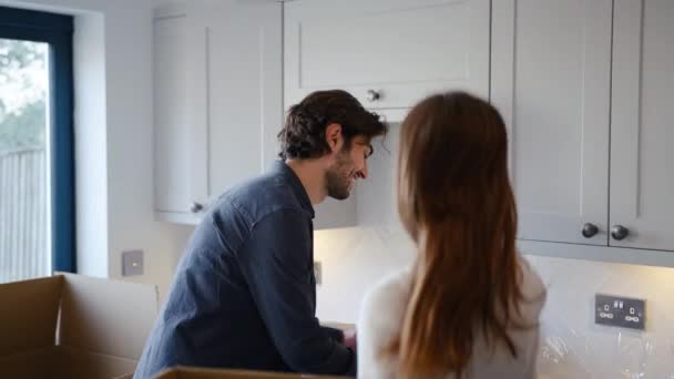 Mencintai Pasangan Merayakan Memeluk Dapur Rumah Baru Saat Mereka Membongkar — Stok Video