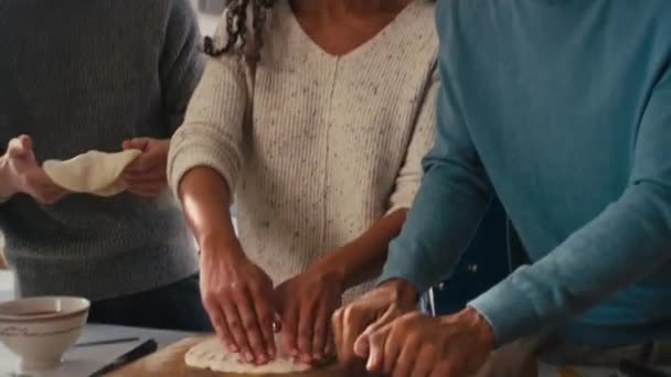 Gruppe Junger Freunde Hause Der Küche Formt Gemeinsam Pizzateig Für — Stockvideo