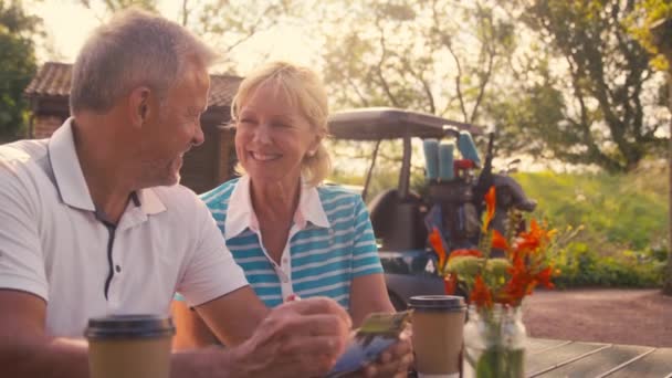 Senior Coppia Pensione Seduta Prendere Caffè Dopo Turno Golf Guardando — Video Stock