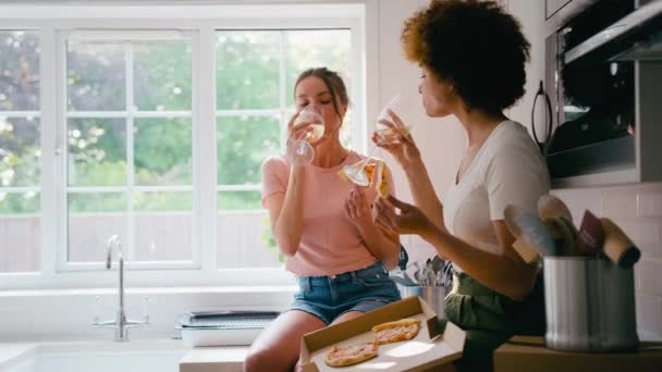 Dua Teman Perempuan Atau Pasangan Yang Sama Merayakan Dengan Pizza — Stok Video