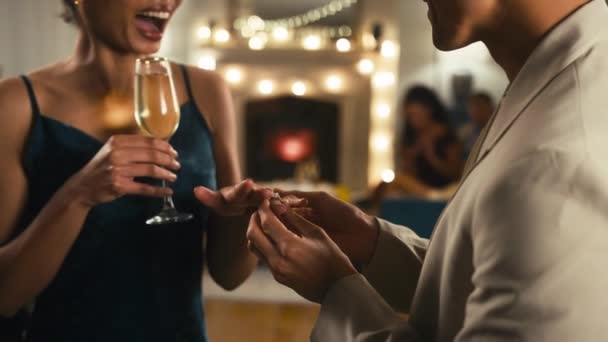 Loving Paar Vieren Verloving Met Champagne Het Feest Samen Geschoten — Stockvideo