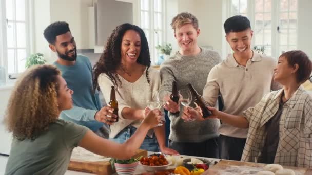 Πολυπολιτισμική Ομάδα Των Νέων Φίλων Στο Σπίτι Στην Κουζίνα Γιορτάζει — Αρχείο Βίντεο
