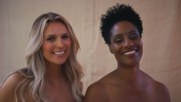 Szépség Portré Két Mosolygós Érett Nők Csupasz Vállak Ellen Természetes — Stock videók