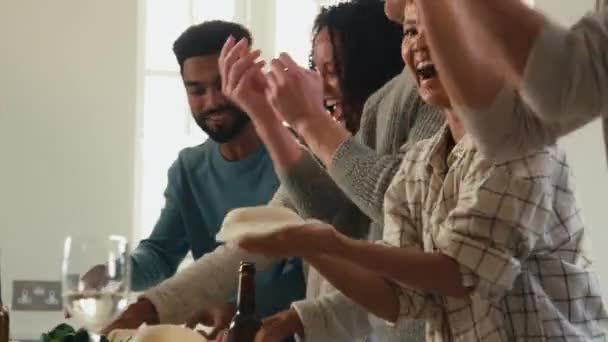 Groep Jonge Vrienden Thuis Keuken Vormgeven Pizza Deeg Gooi Het — Stockvideo