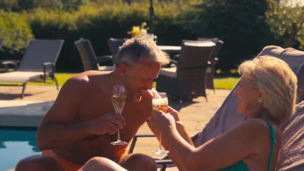 Senioři Důchodu Pár Plavkách Dělat Přípitek Šampaňským Relaxaci Hotelového Bazénu — Stock video