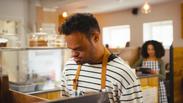 Sendromlu Gülümseyen Genç Adam Yemek Dükkanında Çalışıyor Rafları Ekmekle Dolduruyor — Stok video