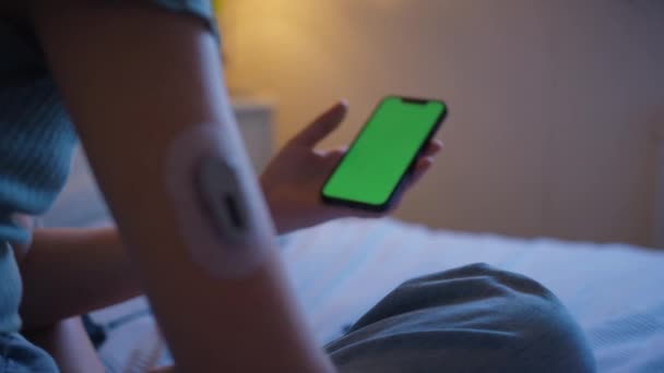 Zavřít Diabetické Dívky Sedí Posteli Doma Kontrola Hladiny Inzulínu Mobilní — Stock video