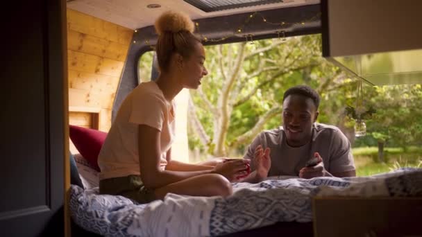Cuplu Care Bucură Camping Mediul Rural Relaxându Interiorul Privind Telefonul — Videoclip de stoc