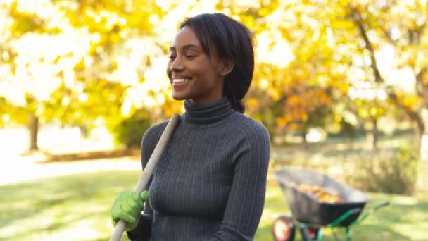 Perempuan Kebun Musim Gugur Rumah Menyapu Daun Yang Jatuh Gerobak — Stok Video