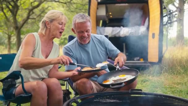 Cuplu Senior Pensionar Camping Țară Ouă Gătit Pentru Micul Dejun — Videoclip de stoc