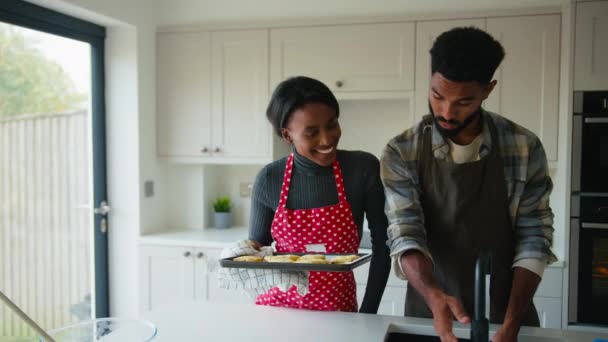 Ehepaar Backt Hause Küche Hausgemachte Plätzchen Auf Ofenfrischem Blech Schuss — Stockvideo
