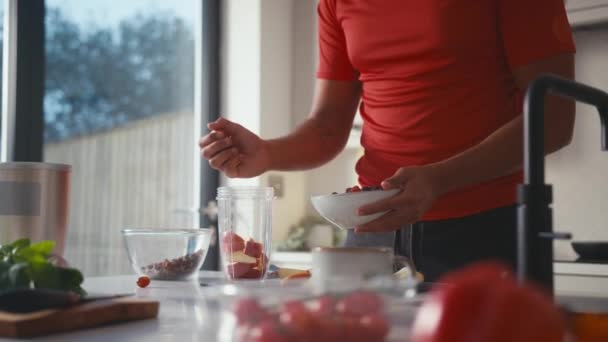 Homem Cozinha Casa Vestindo Roupas Fitness Misturando Frutas Bebidas Saudáveis — Vídeo de Stock