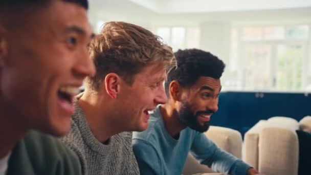 Bir Grup Heyecanlı Erkek Arkadaş Evde Pizza Eşliğinde Oyun Oynuyorlar — Stok video
