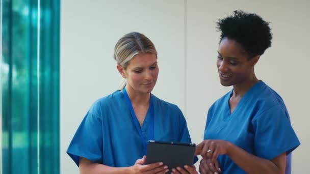 Двоє Усміхнених Зрілих Жінок Лікарів Які Носять Скраби Зустрічаються Перевіряють — стокове відео