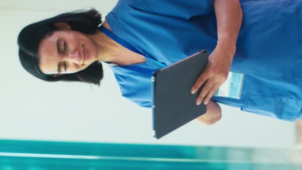 Vertikales Videoporträt Einer Lächelnden Reifen Ärztin Die Krankenhaus Peelings Trägt — Stockvideo