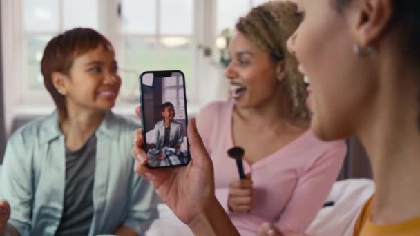 Freundinnen Hause Die Spaß Daran Haben Telefon Ein Video Aufzunehmen — Stockvideo