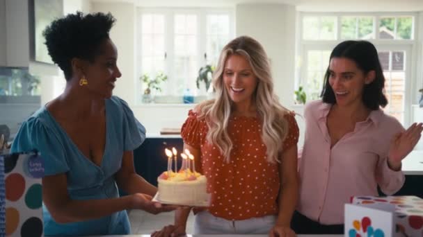 놀라움 케이크와 양초와 친구의 생일을 축하하기 집에서 만나는 성숙한 슬로우 — 비디오