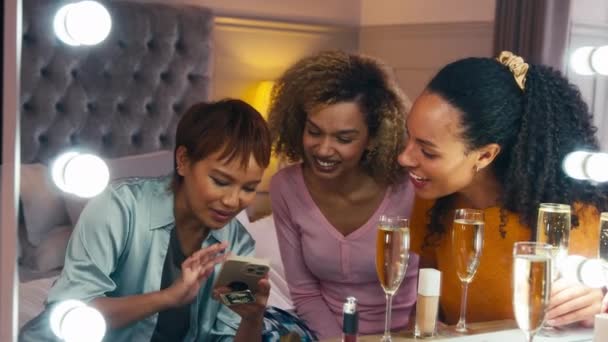 Grupa Młodych Przyjaciółek Domu Przygotowuje Się Pije Szampana Patrząc Telefon — Wideo stockowe
