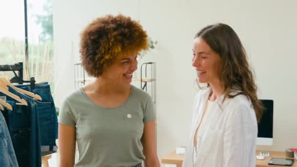 两个笑着的女性朋友在家里一起经营网上时装生意的肖像 实时拍摄 — 图库视频影像