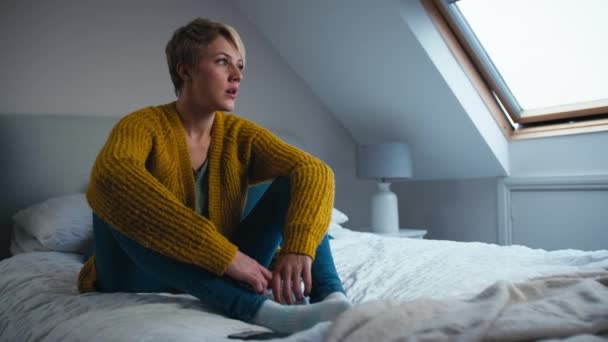 Mujer Joven Infeliz Sentada Dormitorio Casa Mira Teléfono Móvil Antes — Vídeo de stock