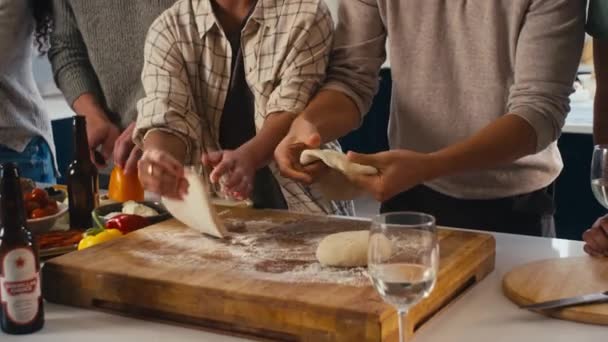 Grupo Jóvenes Amigos Casa Cocina Dando Forma Masa Pizza Para — Vídeos de Stock