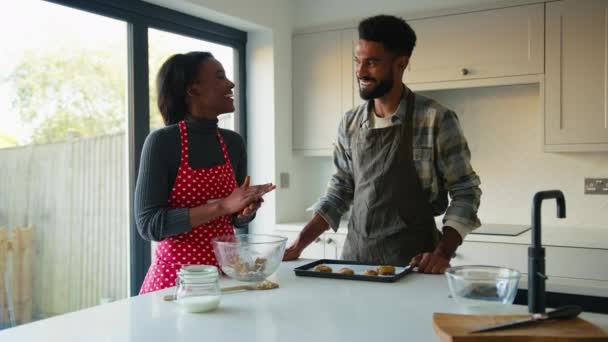Ehepaar Backt Hause Küche Plätzchenmischung Auf Blech Schuss Zeitlupe — Stockvideo