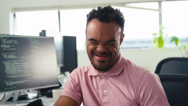 Portret Mężczyzny Zespołem Downa Pracującego Biznesie Biurowym Siedzącego Przy Biurku — Wideo stockowe