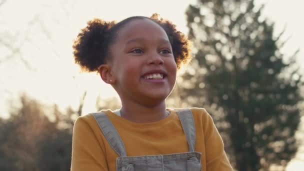 Nahaufnahme Porträt Eines Lächelnden Mädchens Freien Das Auf Einem Zaun — Stockvideo