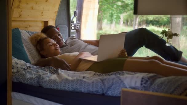 Couple Profitant Camping Campagne Couché Intérieur Streaming Film Sur Ordinateur — Video