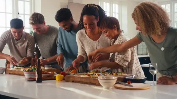 Grupa Młodych Przyjaciół Świętujących Okrzykami Domu Kuchni Jedząc Razem Domowe — Wideo stockowe