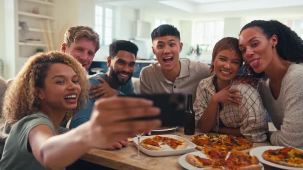 Друзі Позують Селфі Телефону Розважаючись Вдома Кухні Їдять Домашні Піци — стокове відео
