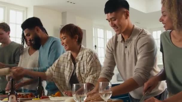 Groep Jonge Vrienden Thuis Keuken Vormgeven Pizza Deeg Gooi Het — Stockvideo