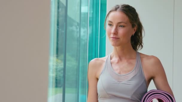 Potret Wanita Tersenyum Mengenakan Pakaian Olahraga Gym Atau Studio Yoga — Stok Video