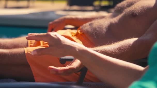 一对相亲相爱的退休夫妇身着游泳衣 手牵手在宾馆游泳池边悠闲自在地度过暑假 他们的合影动作缓慢 — 图库视频影像