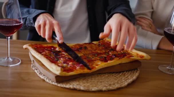 Close Van Paar Keuken Thuis Serveren Verse Zelfgemaakte Pizza Uit — Stockvideo
