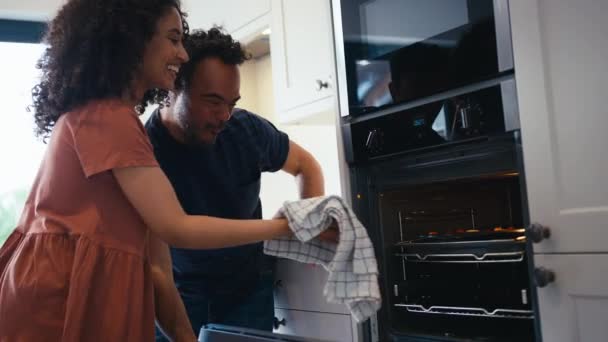 Casal Casa Com Homem Com Síndrome Mulher Tirando Pizza Caseira — Vídeo de Stock