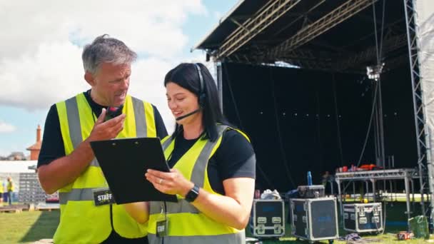 Production Team Headsets Clipboard Setting Outdoor Stage Music Festival Concert — Vídeos de Stock